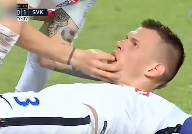 PAO KAO POKOŠEN NA ZEMLJU: Fudbalera suigrači oživljavali na terenu