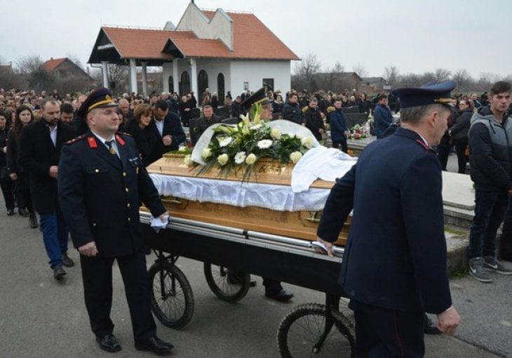 SPROVOD KAKAV SE NE PAMTI Hiljade se oprostile od Bruna Bobana