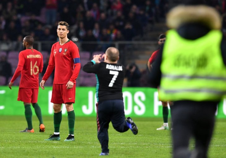 Osiguranje imalo pune ruke posla, a nećete vjerovati šta je jedan navijač pokušao da uradi Ronaldu !