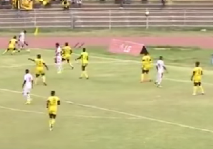 Golman postigao autogol kakav se rijetko viđa, bacio loptu u vlastitu mrežu !