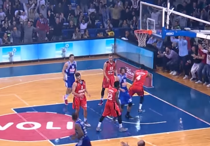 RAZNIO OBRUČ! O ovom potezu košarkaša će se dugo pričati!