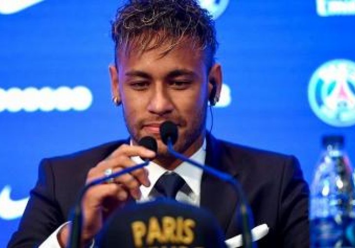 PARIZ U NEVJERICI Neymar fotografisan u dresu drugog kluba