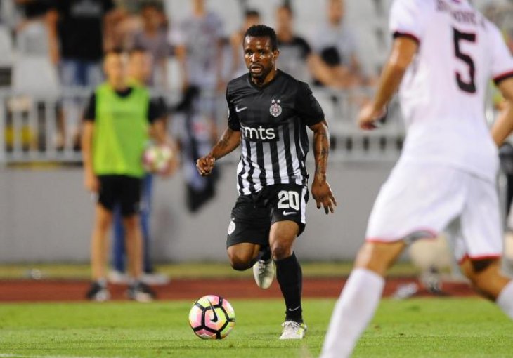 DOK JE PARTIZAN IGRAO SA BORCEM: On se skinuo u gaće i SVE POKAZAO (FOTO) 