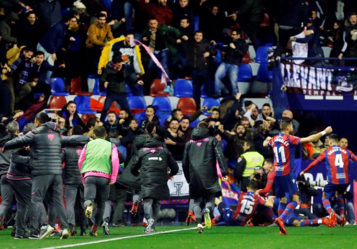 Šou u Valenciji: Levante slavio s igračem manje u derbiju začelja i poslao Las Palmas u niži rang