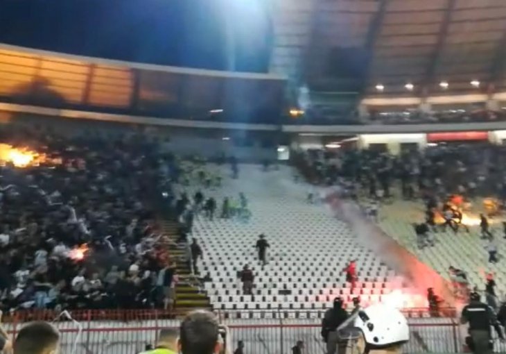  PREKINUT DERBI: Navijači Zvezde i Partizana napravili HAOS na Marakani, Delije se probile na zapadnu tribinu