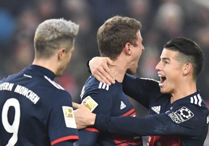 BAYERN UNIŠTIO MAINZ Hat-trick Jamesa