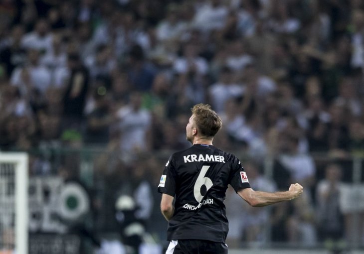 Monchengladbach porazio Wolfsburg sa 3:0, ali kako je moguće da je ovakav pogodak iz slobodnjaka dozvoljen?