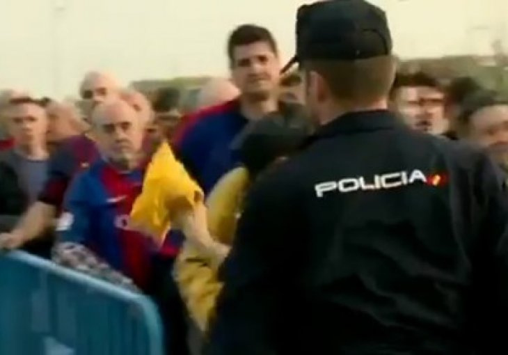 REPRESIJA NAD NAVIJAČIMA BARCE Tjerali ih da skinu i bace dresove u kantu, a Messi i društvo im na terenu odgovorili