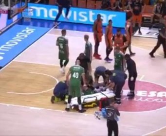 Dramatične scene: Košarkaš se srušio iz čista mira na parket, odmah je prebačen u bolnicu