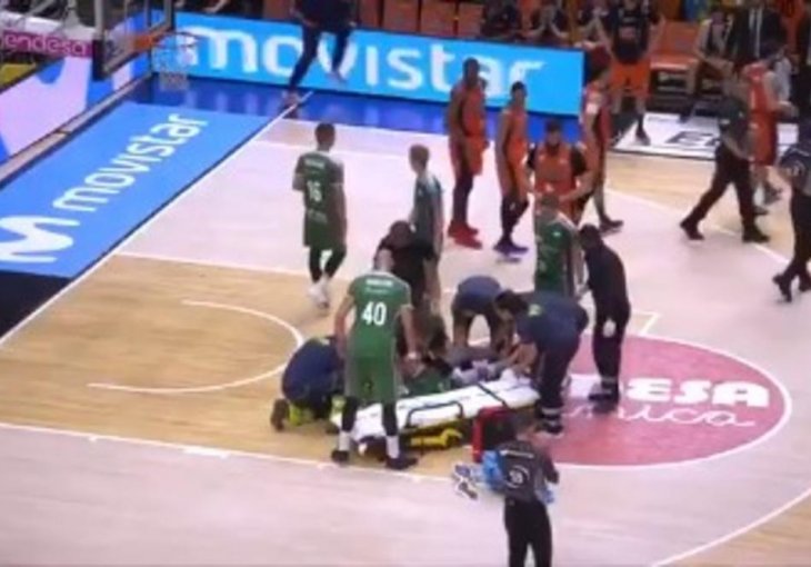 Dramatične scene: Košarkaš se srušio iz čista mira na parket, odmah je prebačen u bolnicu