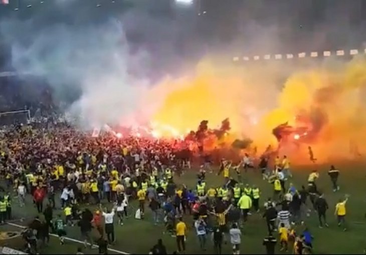 ODLUKA U 89. MINUTI Pogledajte nestvarnu invaziju na teren nakon 32 godine čekanja na titulu! 