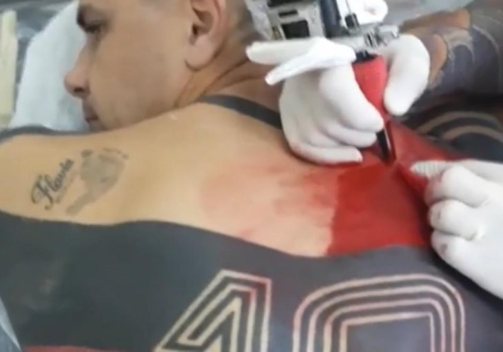 I NIJE SE POKAJAO: Ovaj muškarac toliko voli KLUB da je istetovirao cijeli DRES