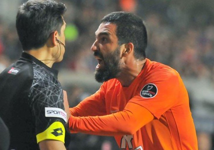 Arda Turan napao sudiju i dobio direktan crveni karton