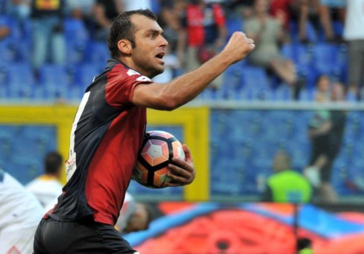 HIT MEĐU ŽENAMA, ALI I TEMA ISMIJAVANJA Makedonski napadač puni novinske tabloide u Italiji! 