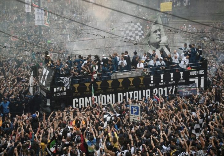 Navijači Juventusa povrijeđeni tijekom proslave naslova, u Napulju zgroženi ikonografijom