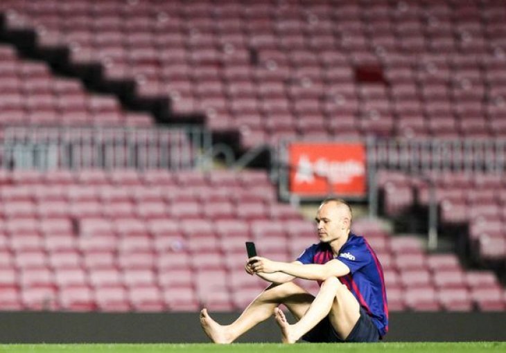 SLIKA KOJA GOVORI HILJADU RIJEČI: Iniesta sam na centru Nou Campa