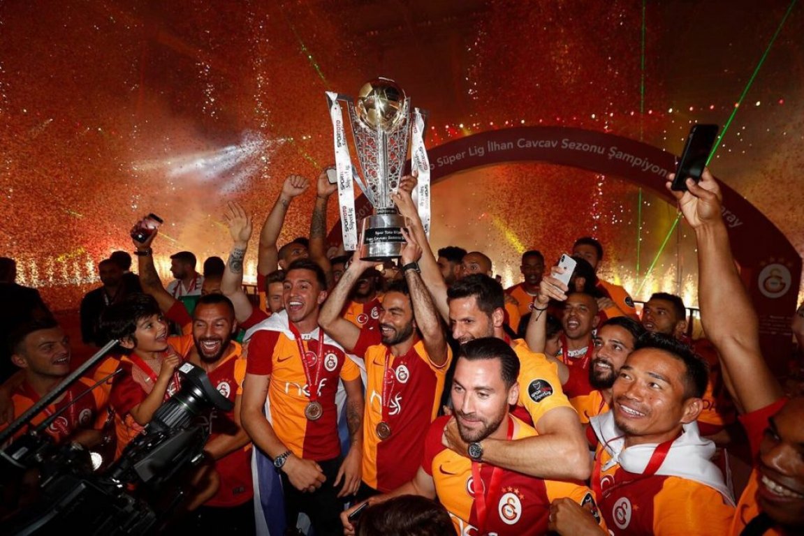galatasaray-crowned-super-lig-2018-champions-1024x683
