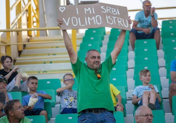 I OVO SE DEŠAVA Došao na utakmicu s transparentom 