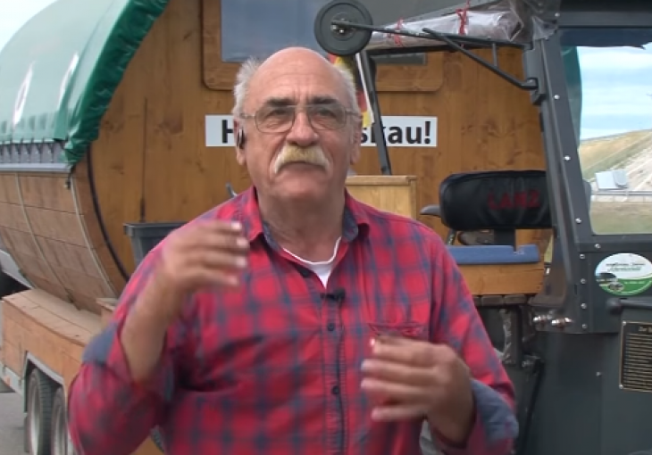 ZAISTA NEVJEROVATNO: Njemački navijač se poljoprivrednim vozilom iz 1936. uputio ka Rusiji!