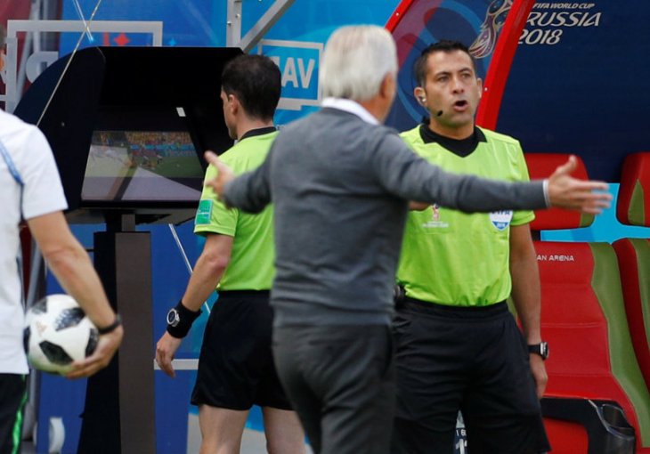 VAR prvi put primijenjen: Griezmannu dosuđen penal nakon pregledane snimke!