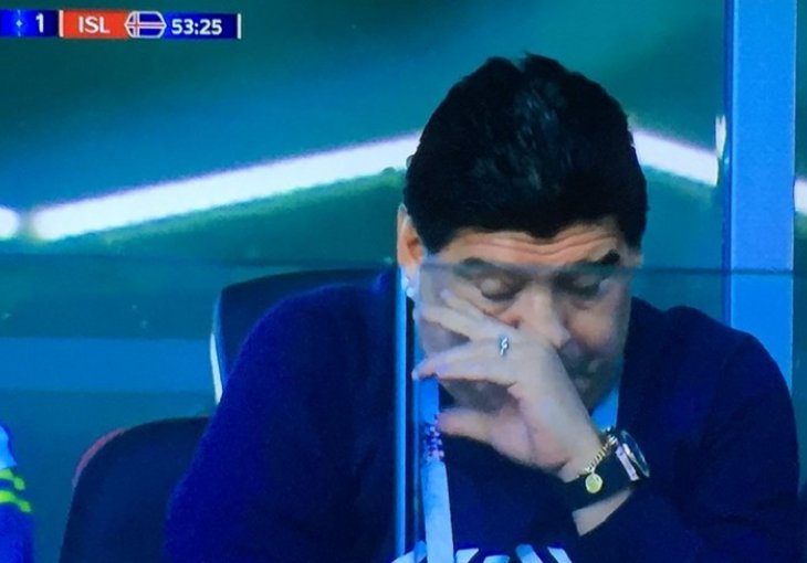 NEZAPAMĆENO: Šta to Maradona radi dok ga niko ne gleda!?