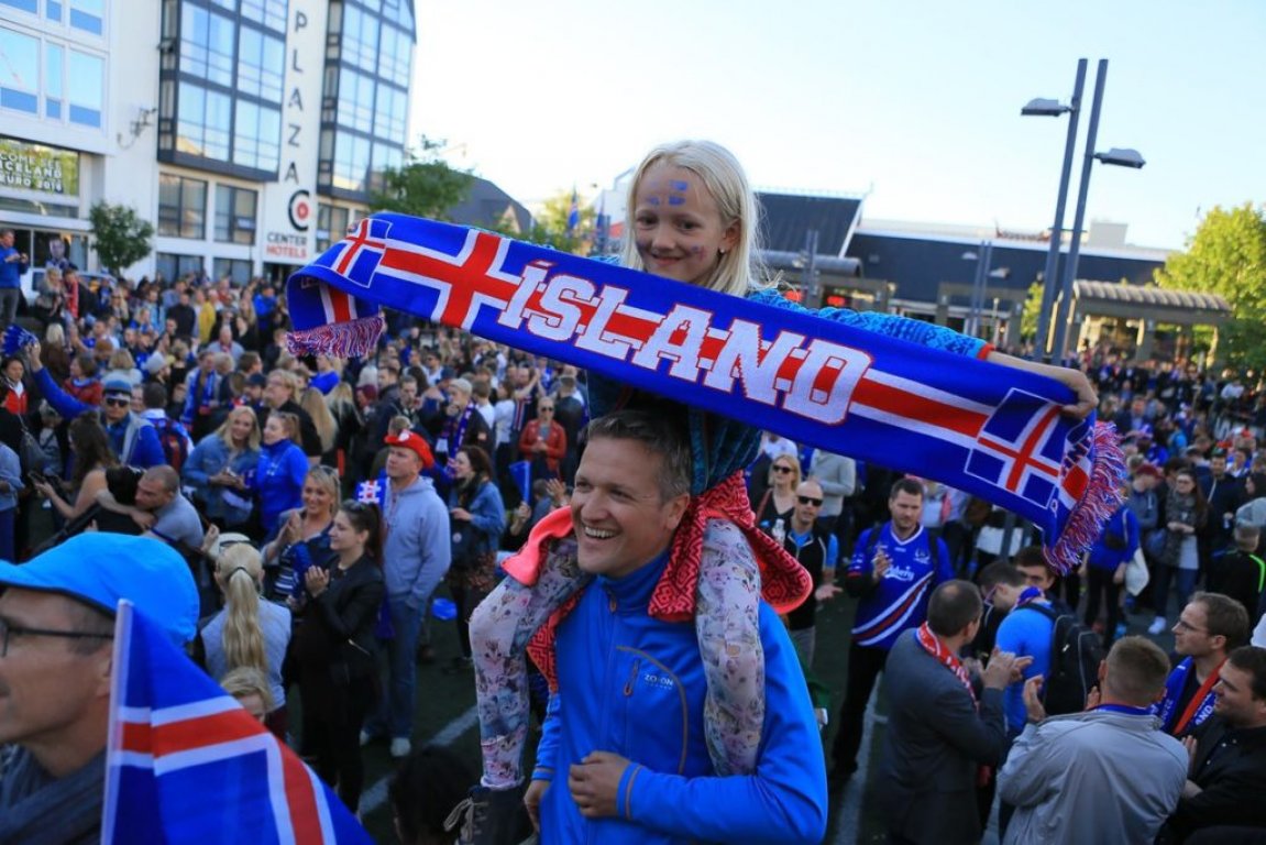 iceland-fans-celebrate-1024x683