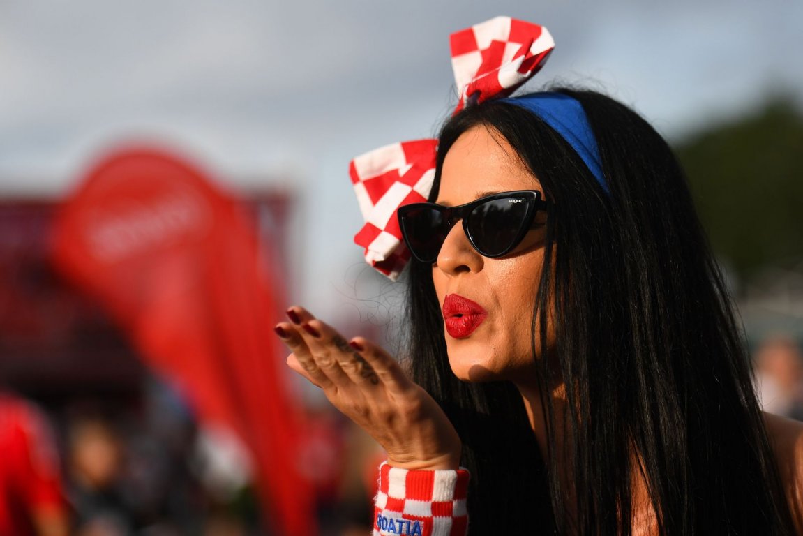 61526770-navijacica-hrvatska-nogometna-reprezentacija