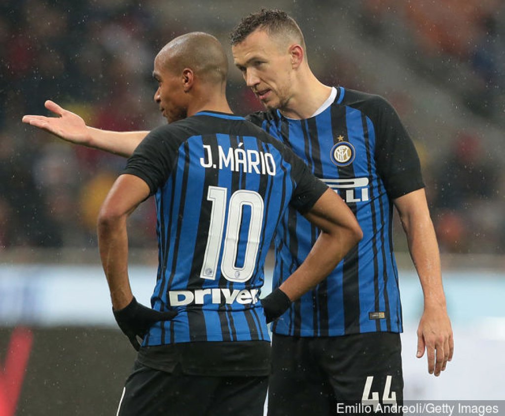 ivan-perisic-of-fc-internazionale-milano-r-speaks-with-his-teamm-678763