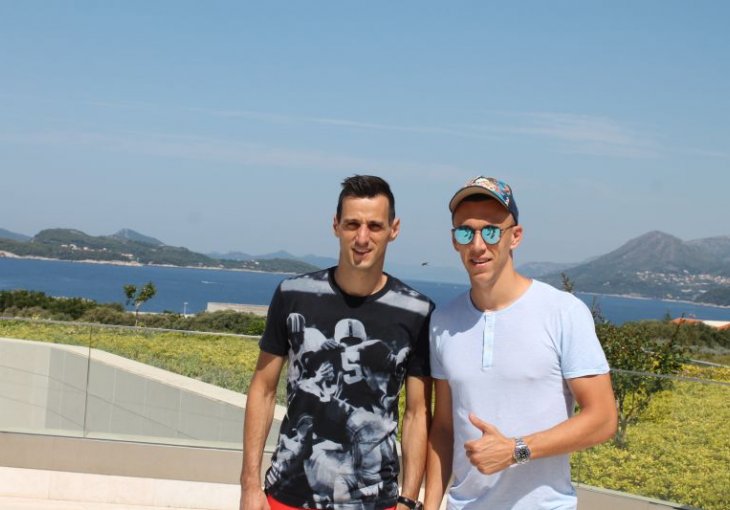 Nikola Kalinić objavio sliku sa poznatom glumicom, a komentar Perišića oduševio sve!