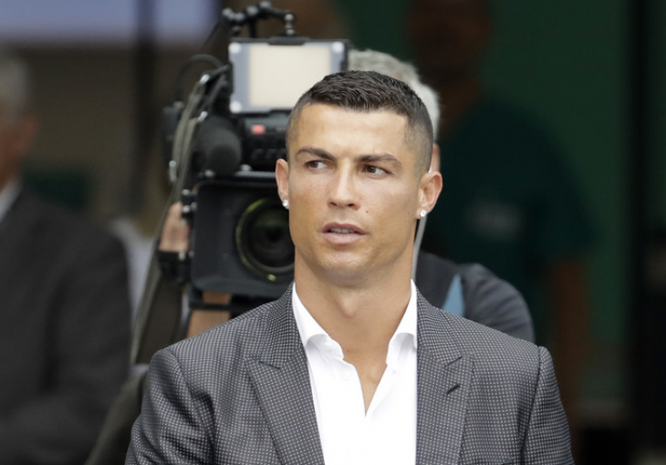 SAMO MRDNE PRSTOM Ovako Ronaldo zaradi 750 hiljada dolara, a da praktično ništa ne uradi