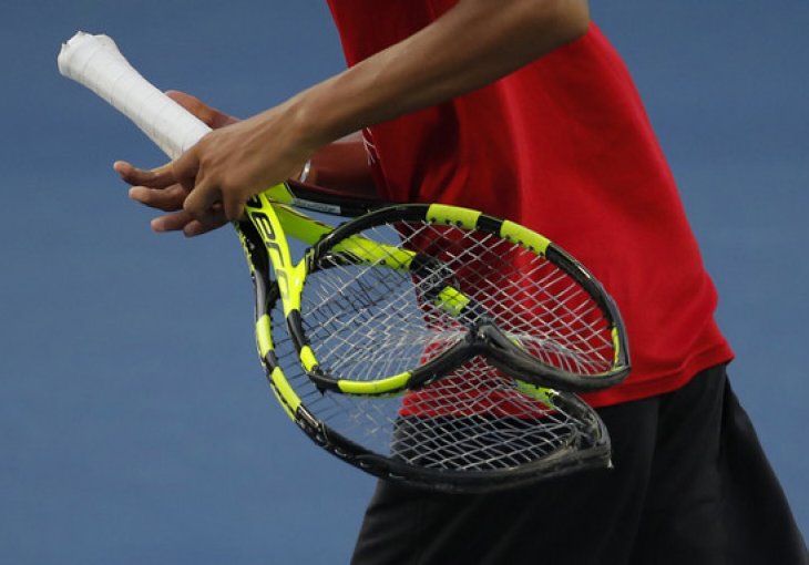 OVO SE RIJETKO VIĐA U TENISU: Francuski teniser divljao na terenu, razbijao sve oko sebe, protivnik ga pokušavao smiriti