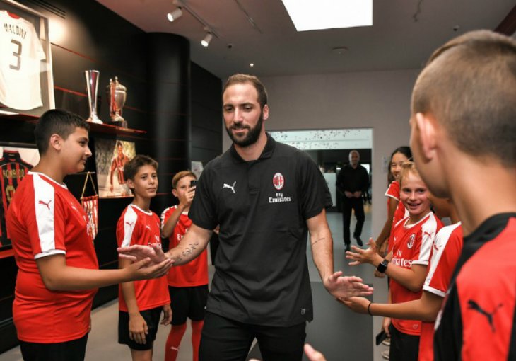 U NEPOPULARNOM STILU Higuain na predstavljanju u Milanu otkrio razočaravajuću vijest