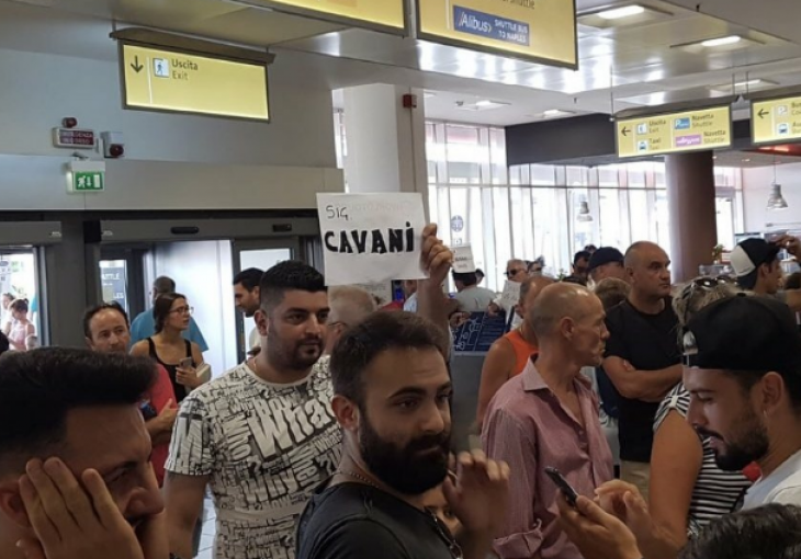 Navijači Napolija se skupili na areodromu kako bi dočekali Cavanija, a tamo ih dočekao pravi šok