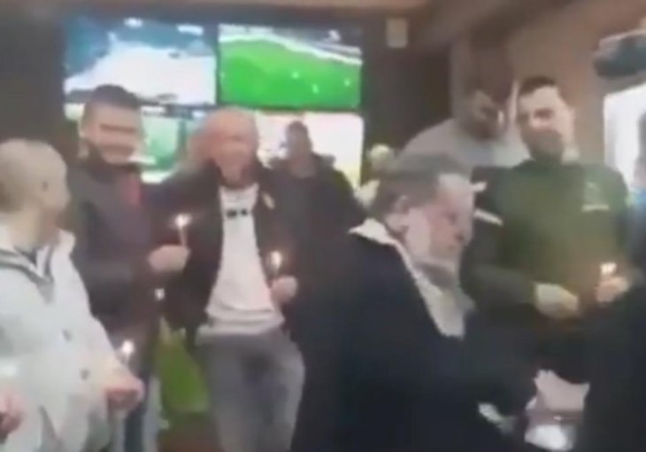 Pop ušao u kladionicu u Albaniji i počeo osveštavati prostoriju: Kladioničari su u nevjerici slijedili uputstva