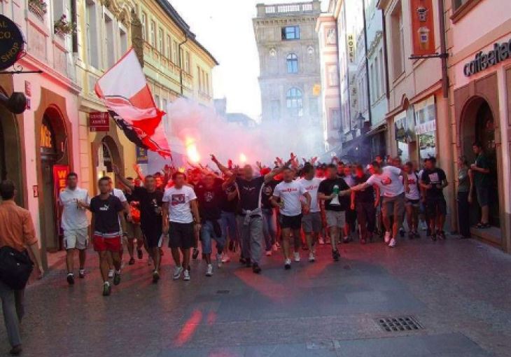 HILJADE DELIJA STIGLO U SALZBURG: Pogledajte kako su Srbi UNIŠTILI austrijsko POLICIJSKO VOZILO
