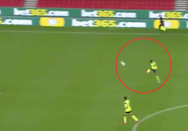 VEĆ IMAMO AUTOGOL GODINE: Igrač Huddersfielda matirao svog golmana sa centra