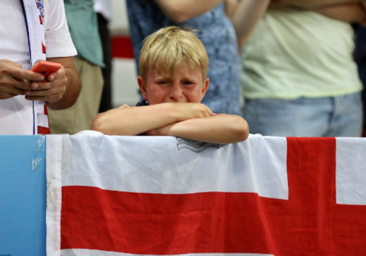 MUK I NEVJERICA U ENGLESKOJ! Legendarni engleski fudbaler se srušio u studiju, svijet u totalnoj nevjerici