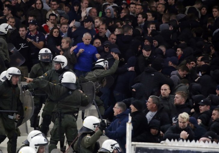 EKSKLUZIVNO: Haos u Atini, navijači Ajaxa prave nerede i sukobili su se sa policijom