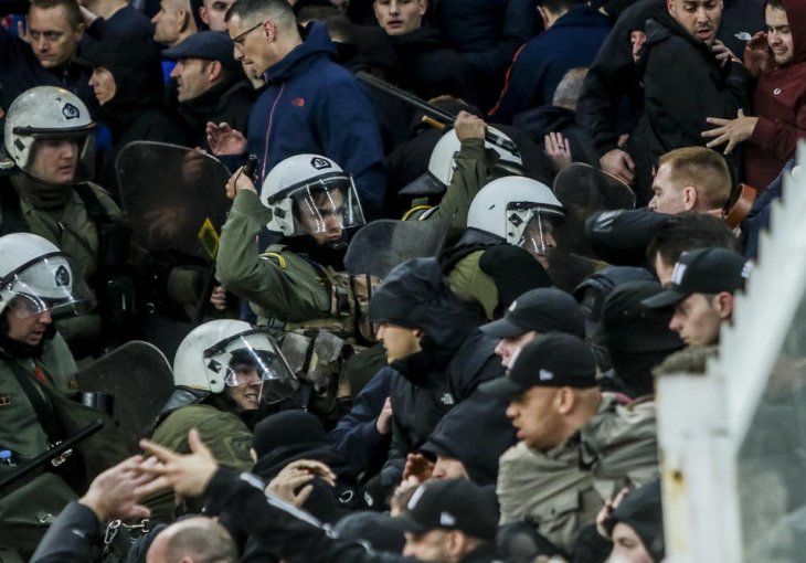 EKSPRESNA REAKCIJA UEFA: Pokrenut postupak protiv AEK-a i Ajaksa zbog divljanja huligana u Atini (VIDEO)