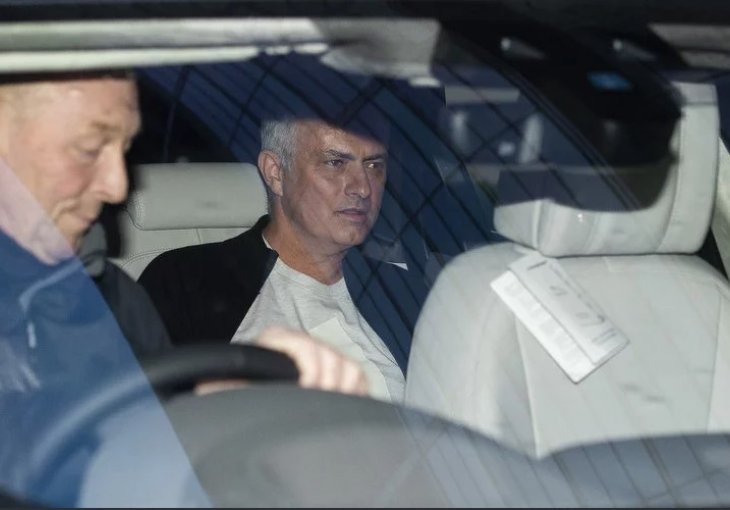 Mourinho napustio hotel i uputio kratku poruku novinarima