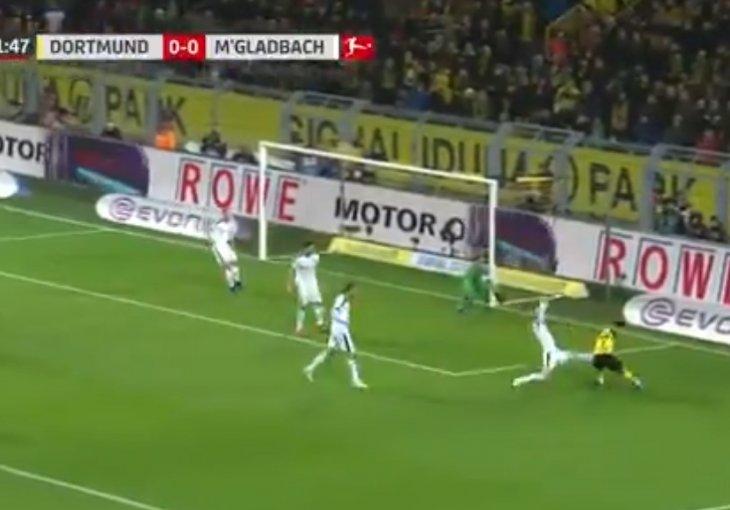 Sancho iz NEMOGUĆE SITUACIJE doveo Dortmund do vodstva, Gladbach izjednačio iz veoma SUMNJIVE situacije