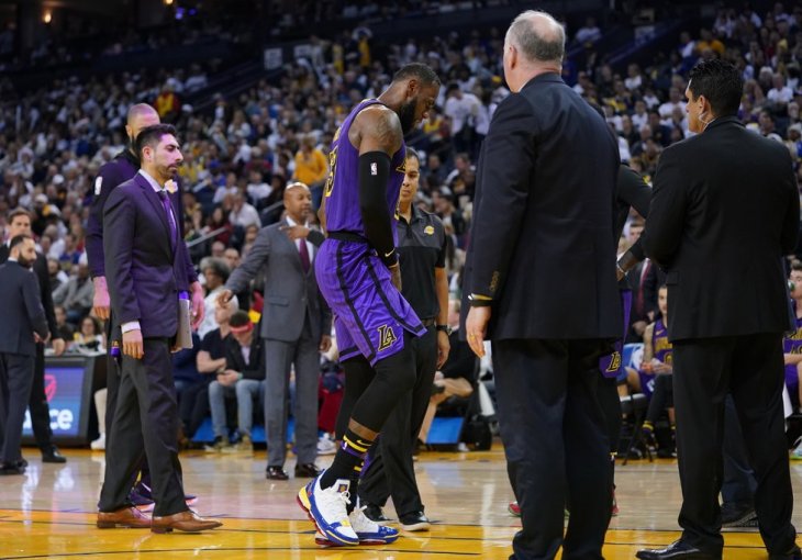 NAVIJAČI LAKERSA STRAHUJU: LeBron James zbog POVREDE morao napustiti teren! 