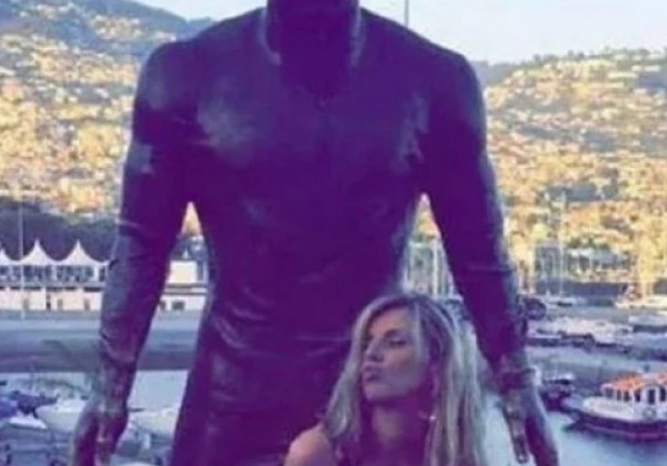 Fanovi Cristijana Ronalda previše se zabavljaju s njegovim kipom: Svi žele dotaknuti samo jedno mjesto