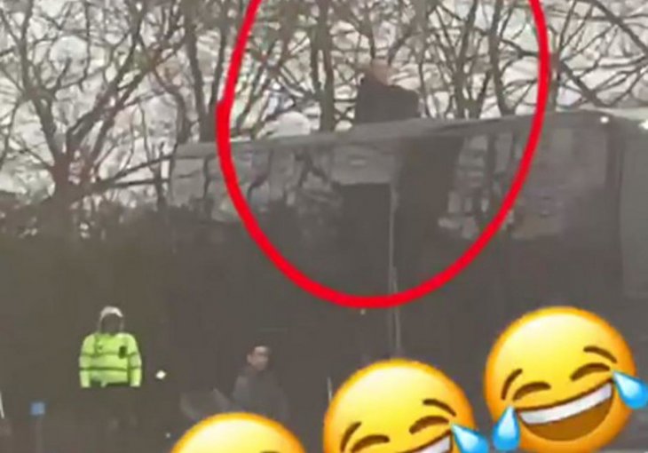 OVAJ DETALJ JE SVIMA PROMAKAO: Igrači Arsenala zamalo zakasnili na utakmicu protiv Blackpoola, jer je navijač domaćih odbio da siđe sa KROVA AUTOBUSA