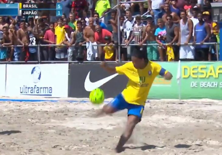 MAJSTOR OSTAJE MAJSTOR! Čudesni Ronaldinho ODUŠEVLJAVAO potezima i na pijesku! (VIDEO)