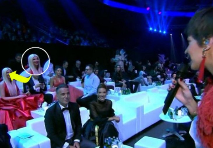 JELENA SE NA NASTUPU POJAVILA U RASKOŠNOJ CRVENOJ HALJINI, A ON JE ODMAH SJEDIO PORED NJE: Svi su gledali u njih (FOTO)