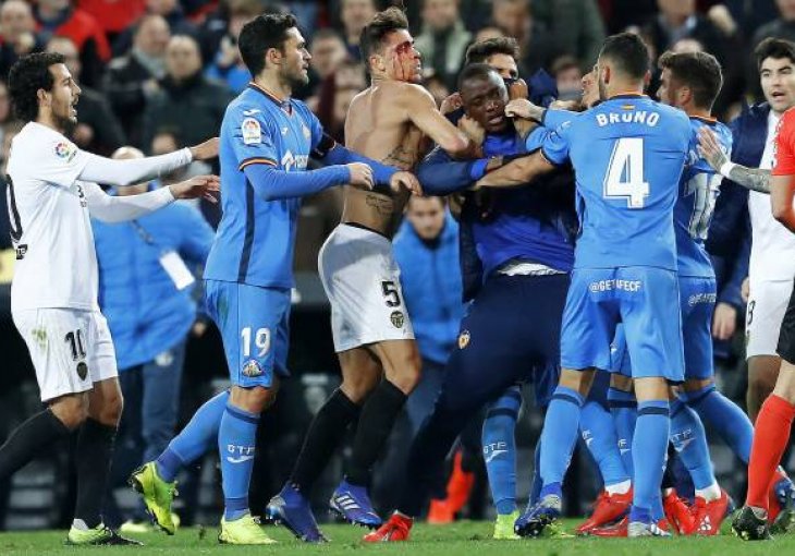 VELIKA MAKLJAŽA NAKON UTAKMICE U VALENCIJI SINOĆ! Sijevale su šake, psovali sudijama, obezbjeđenje razdvajalo igrače!