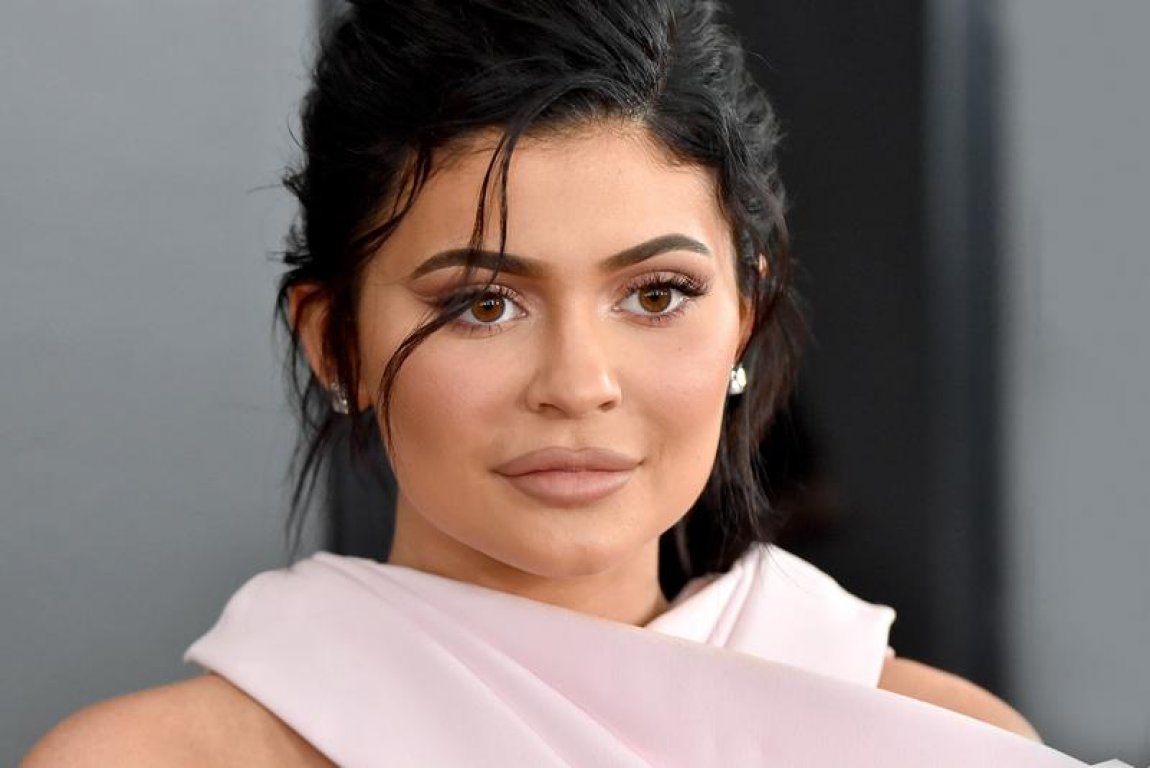 https-hypebeast-com-image-2019-03-kylie-jenner-billionaire-youngest-self-made-ever-forbes-cosmetics-instagram-0102