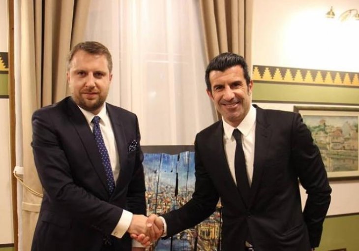 FIGO DOBRODOŠAO U GRAD SARAJEVO: Pogledajte šta je gradonačelnik Sarajeva Abdulah Skaka poklonio legendi portugalskog fudbala