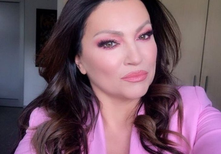 DEKOLTE DO PUPKA, GRUDI SAMO ŠTO NISU ISPALE: Nina Badrić u nikad provokativnijem izdanju, SVI SU GLEDALI U OVAJ DETALJ (FOTO)